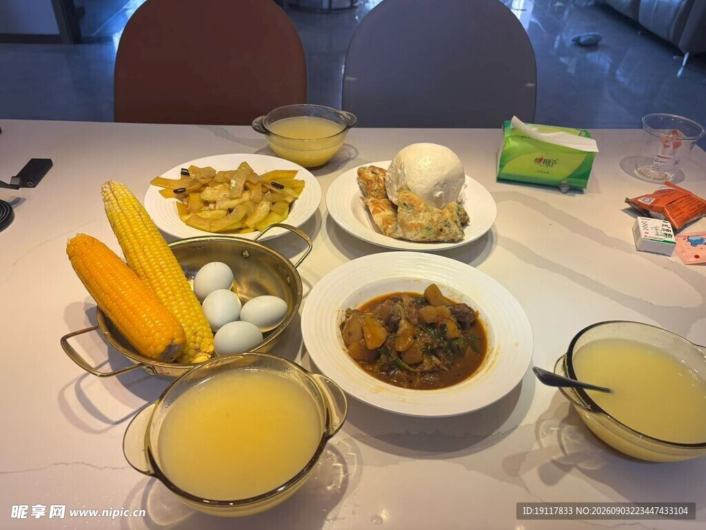 丰盛多样的美味餐食