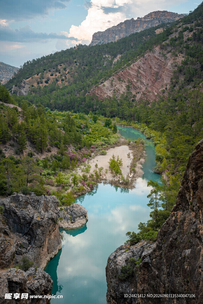 山间碧河美景