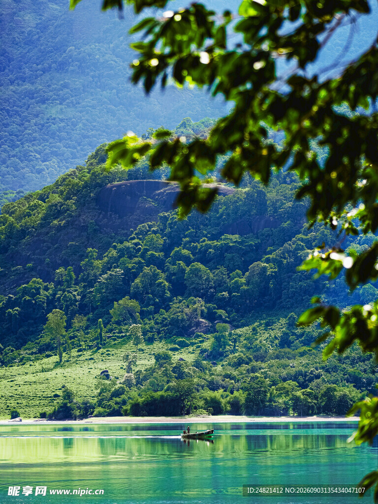 青山绿水间的静谧湖景