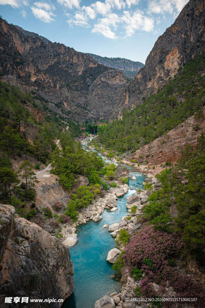 山间蓝溪美景