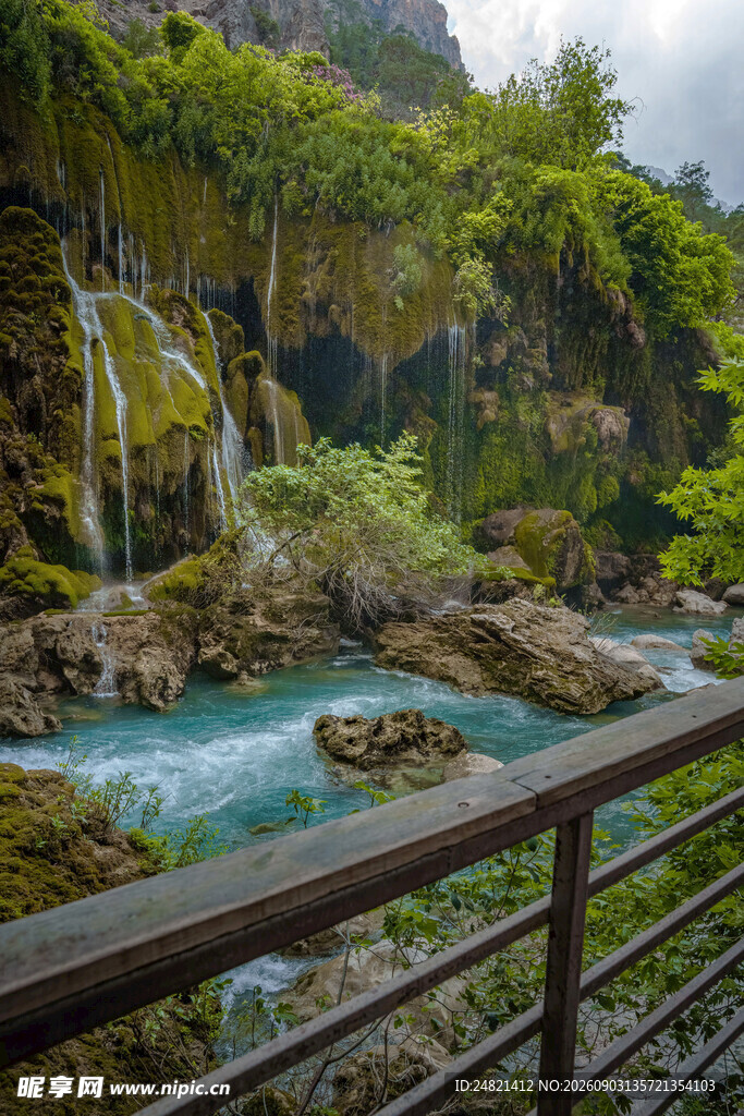 山间秀丽瀑布溪流景观