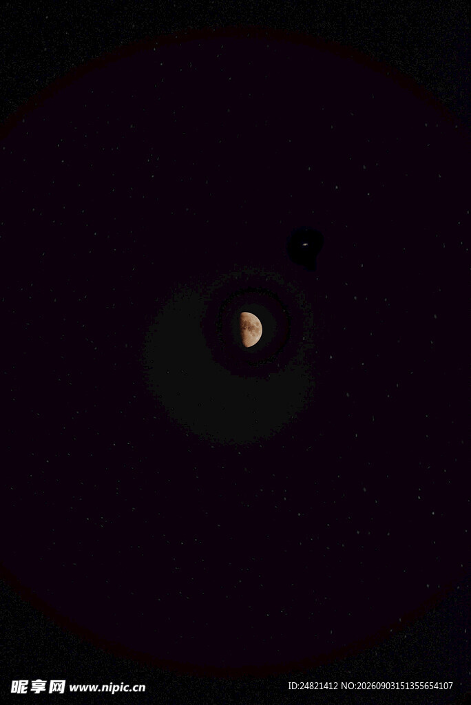 夜空中的明亮月亮
