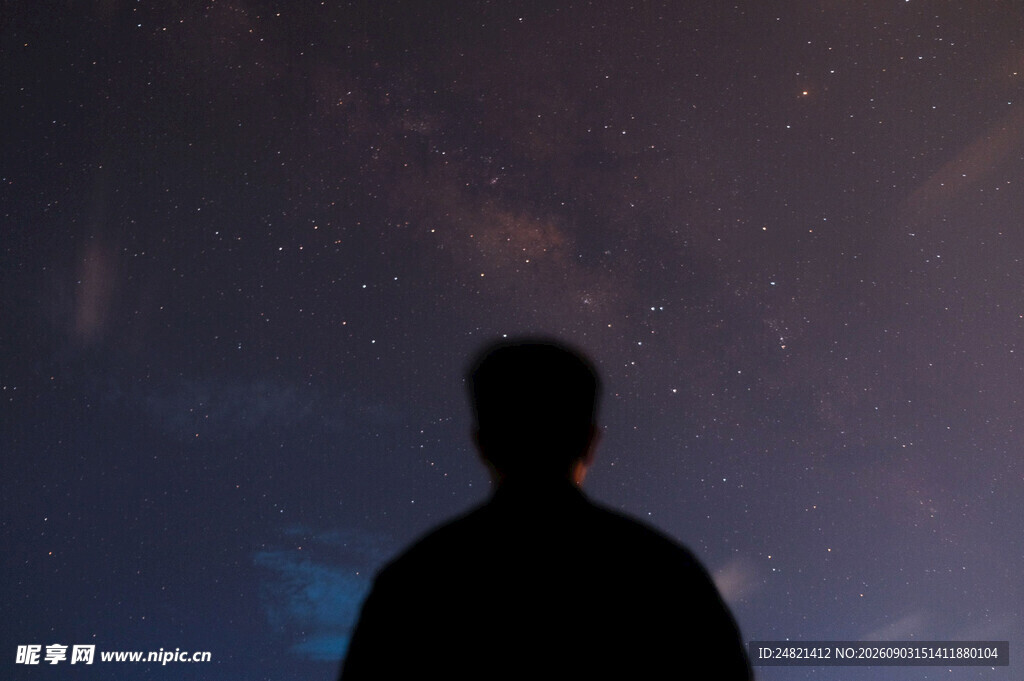 仰望星空的孤独身影