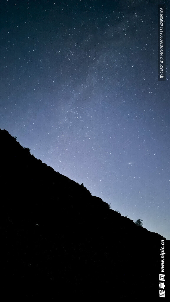 夜空下的山峦剪影