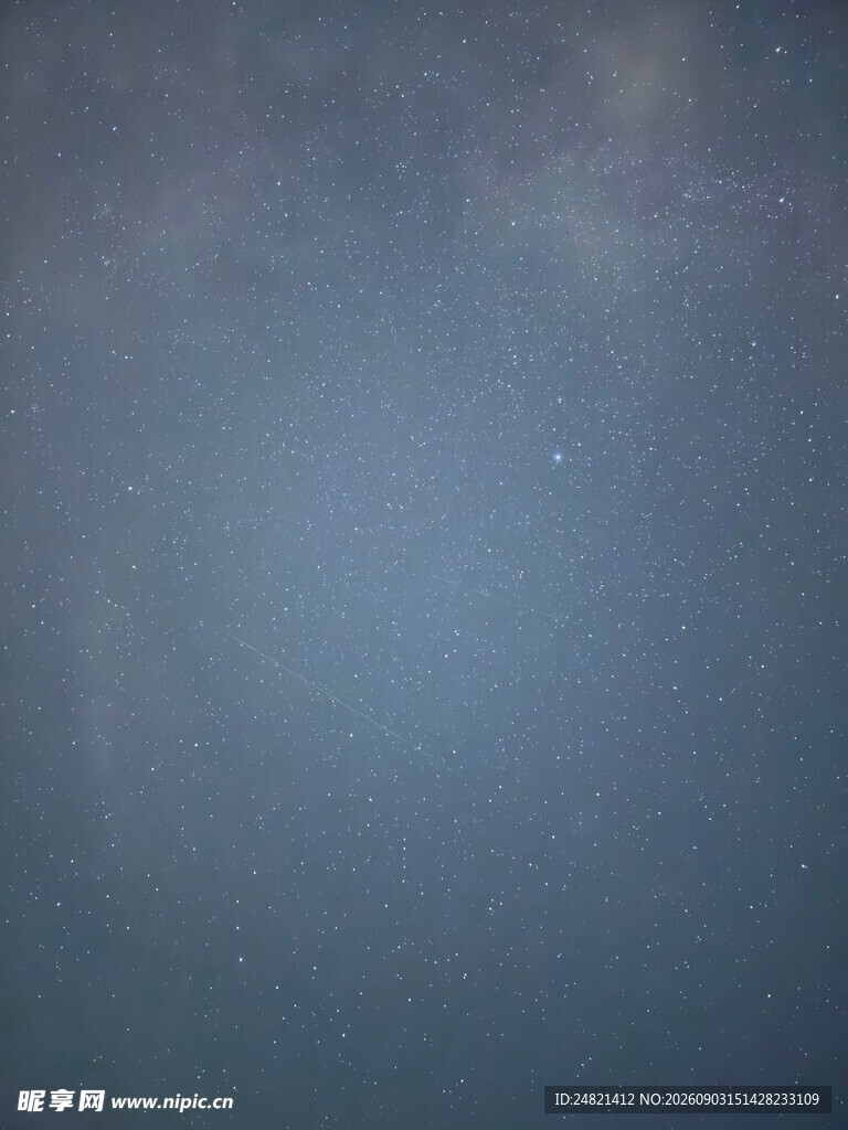 深蓝色渐变天空背景图