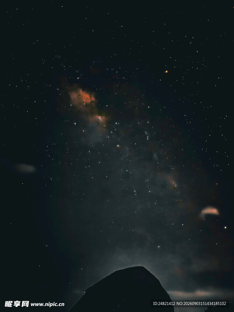 夜空下的星河与岩石