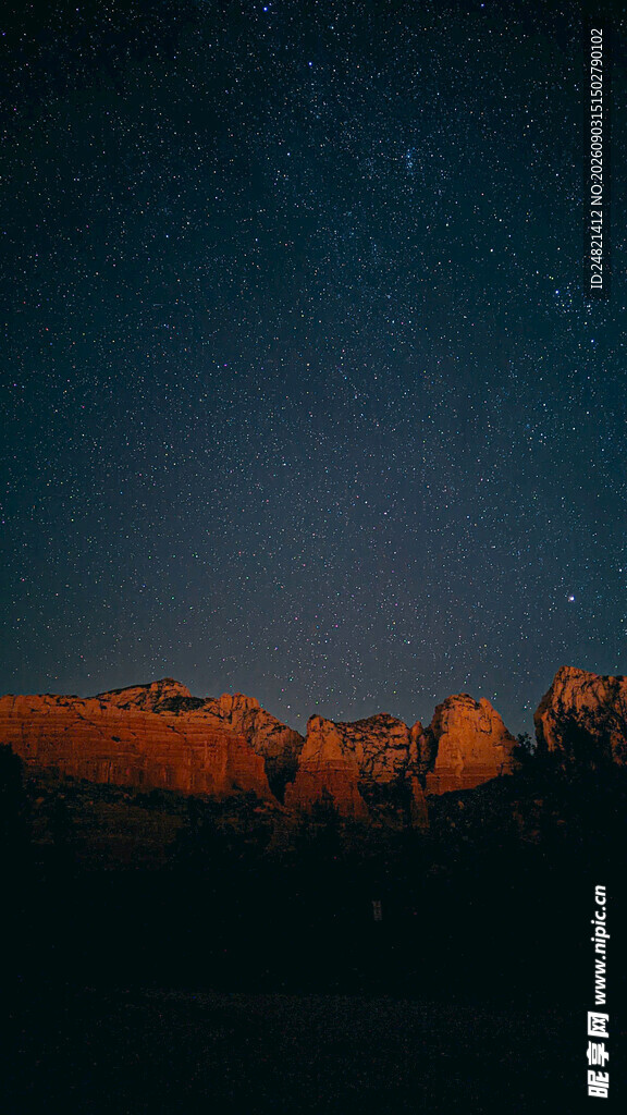 夜空下的红色山峦