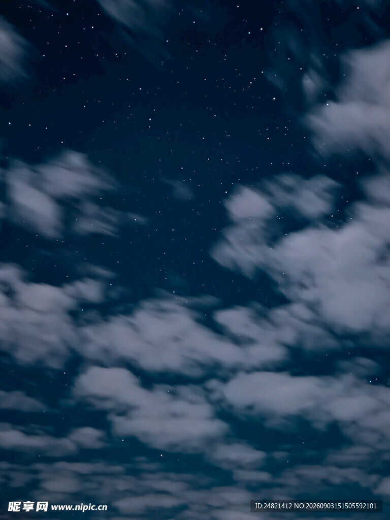 夜空下的云朵