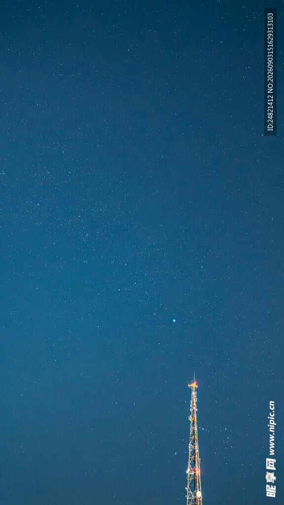 夜空下的高耸通信塔