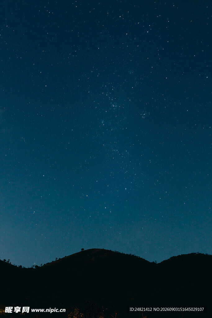 夜空下的山峦与闪烁繁星