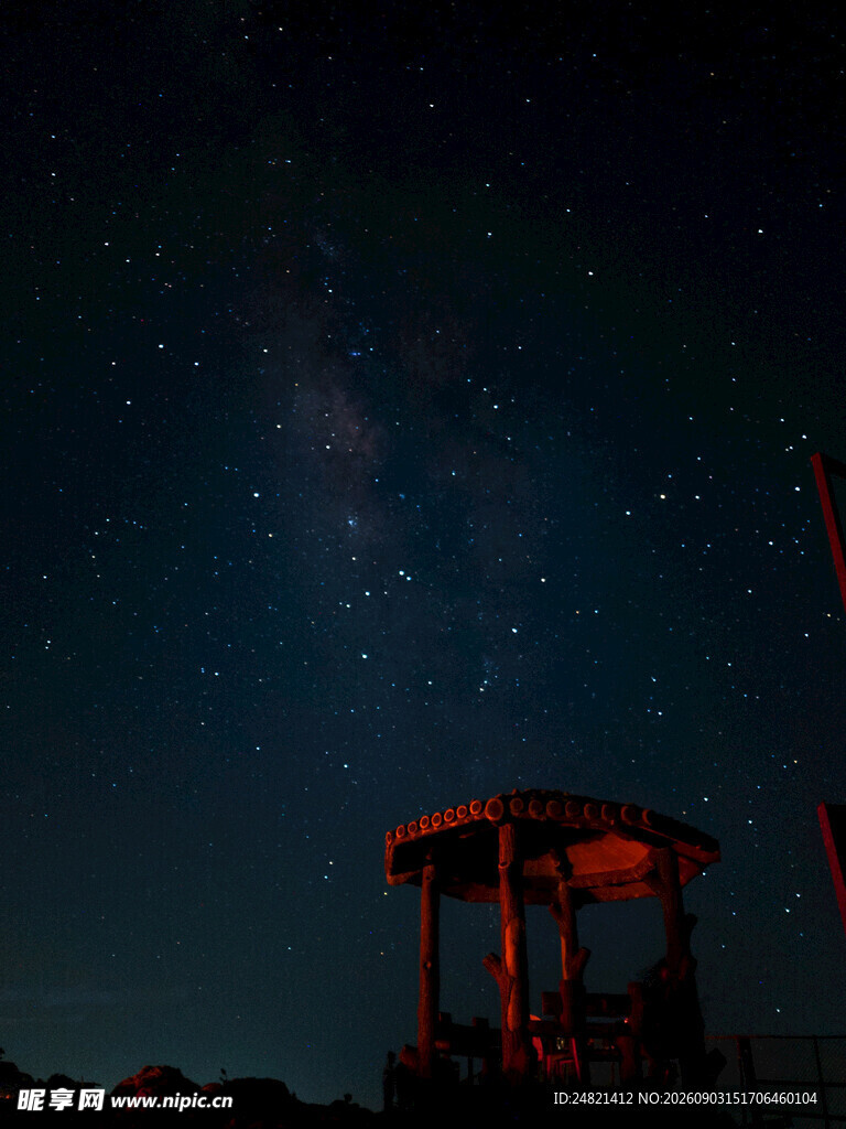 夜空下的亭台与璀璨星河