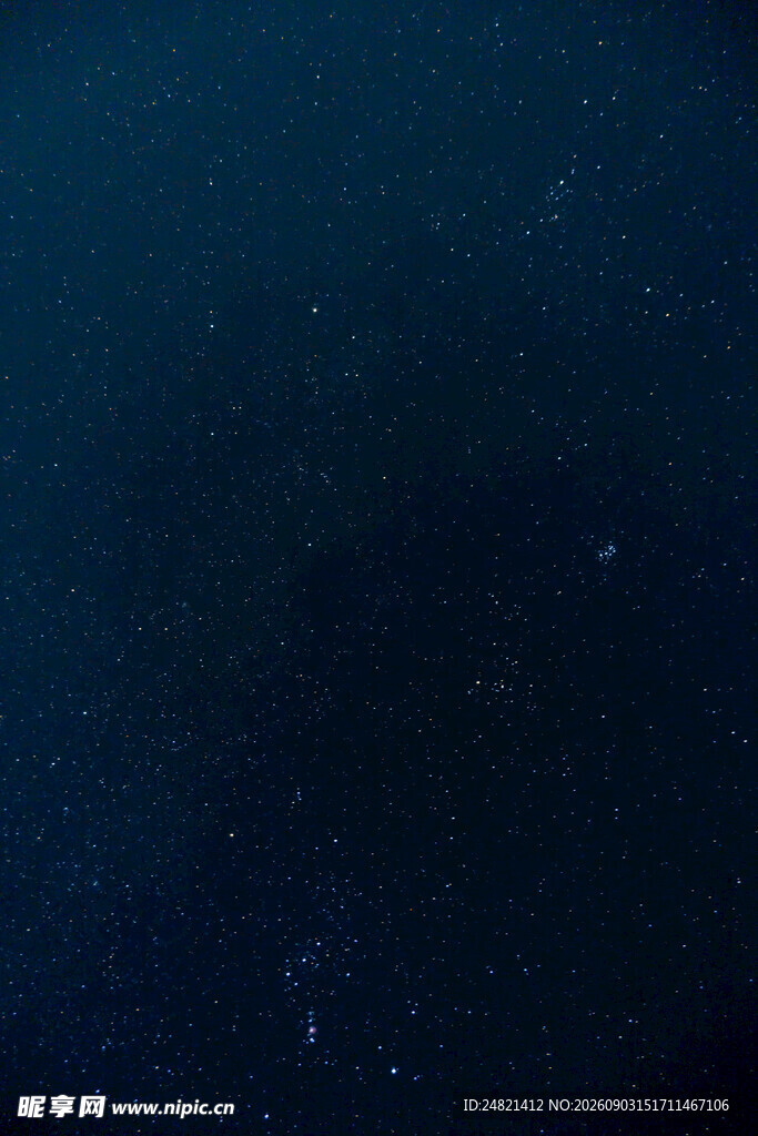 深邃夜空下的点点繁星