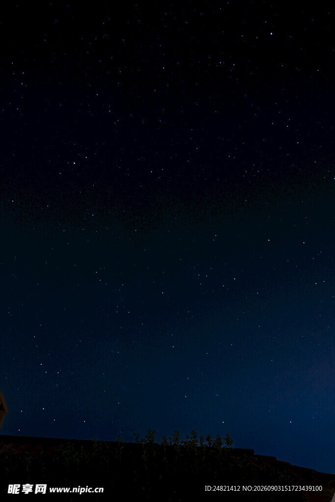 夜空下的静谧景象