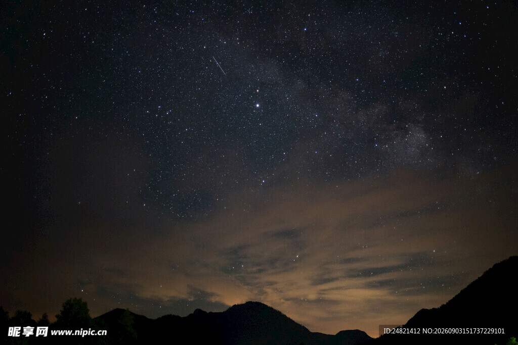 夜幕下的山峦与璀璨星空