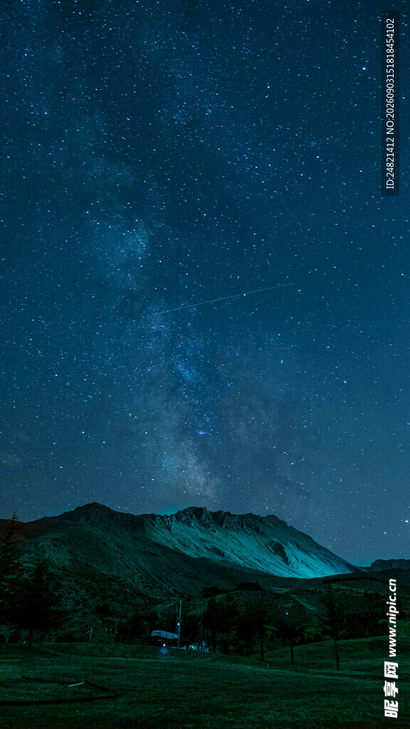 山间璀璨星空夜景