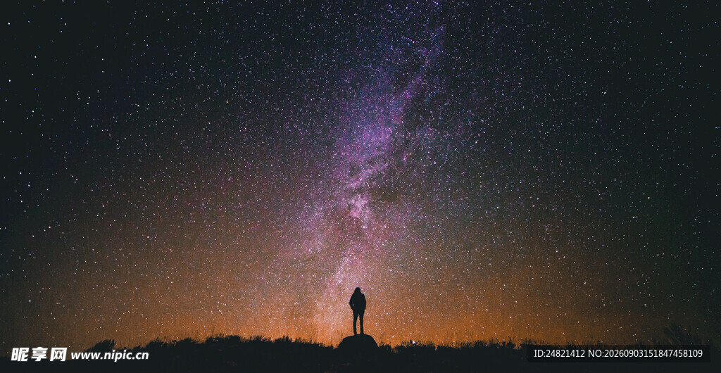 星空下的孤独身影