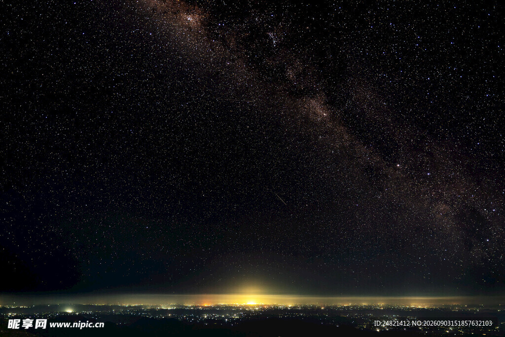 璀璨星空下的城市夜景