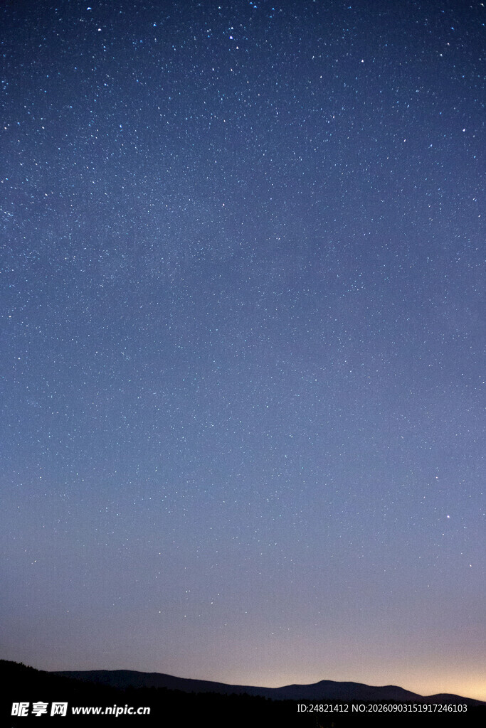 夜幕下的星空与远山