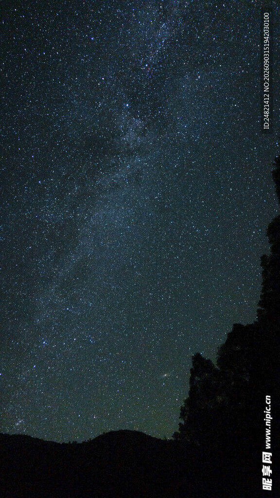 夜空下的山峦与璀璨星河