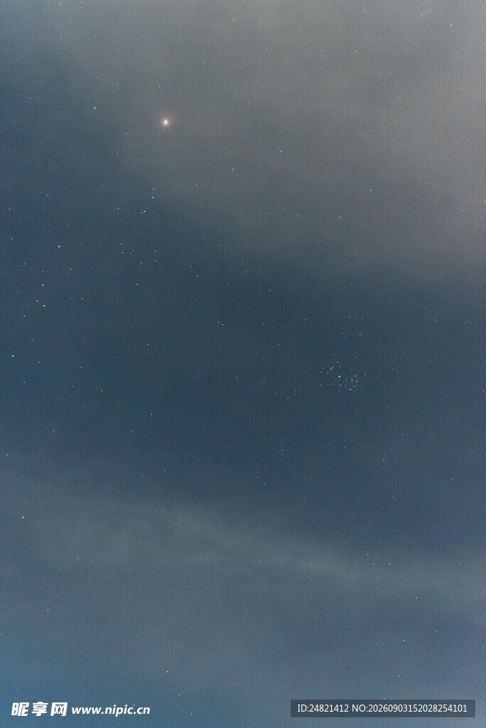 夜空中的神秘发光体
