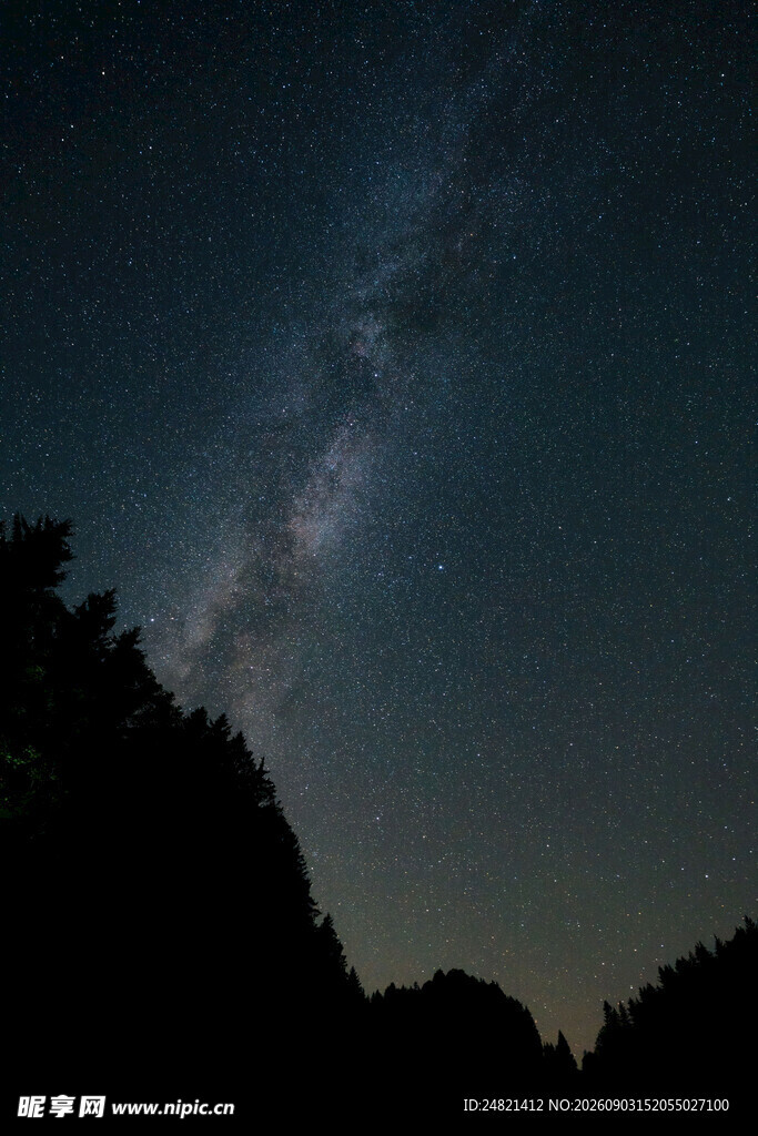 夜空下的山峦与璀璨星河