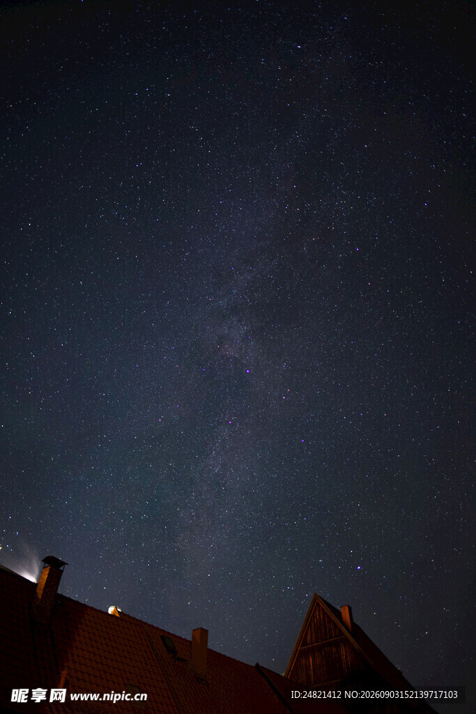 夜空下的屋顶与璀璨星河