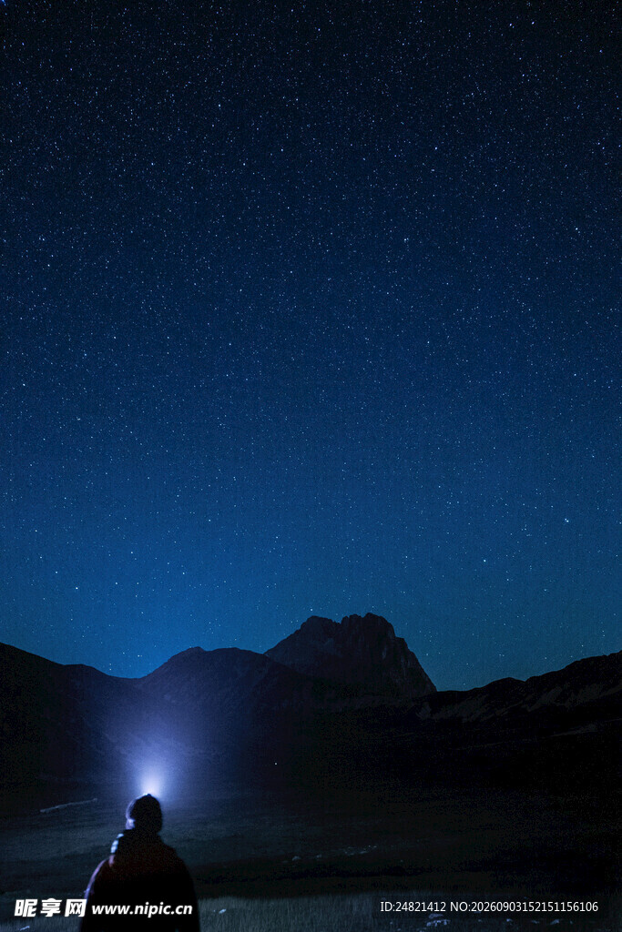 夜行者在山间点亮光芒