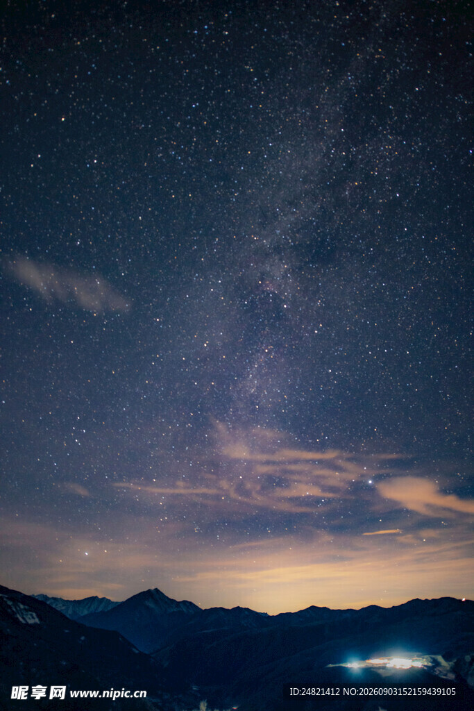 夜空下的山峦与璀璨星河