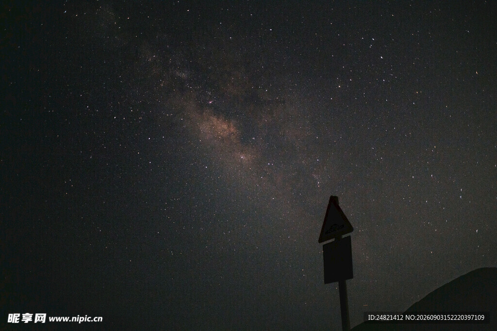 夜空下的孤独灯塔