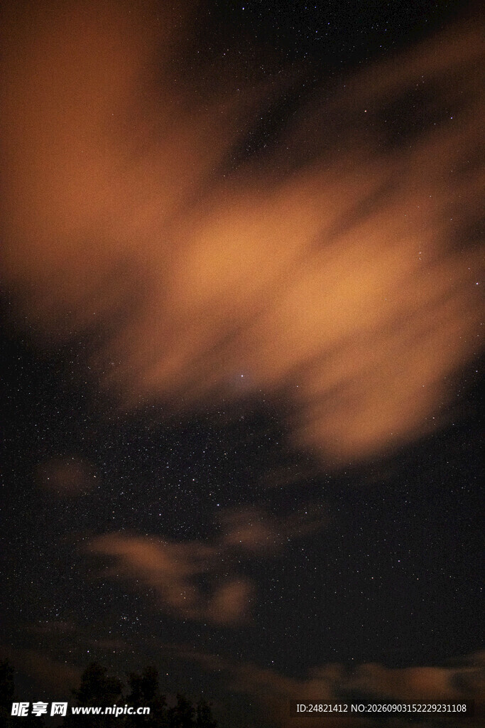夜空下的绚烂云彩