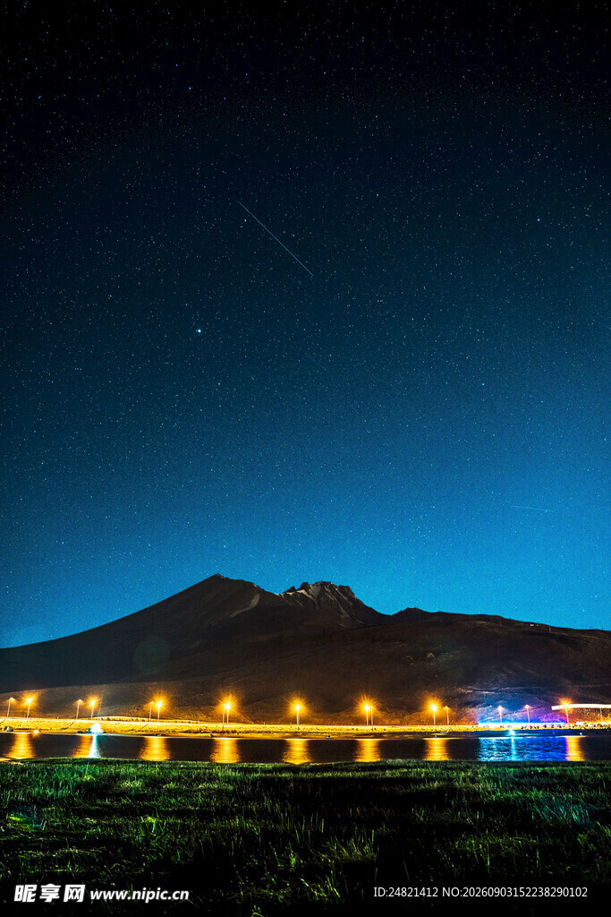 夜晚山间亮灯的建筑景观