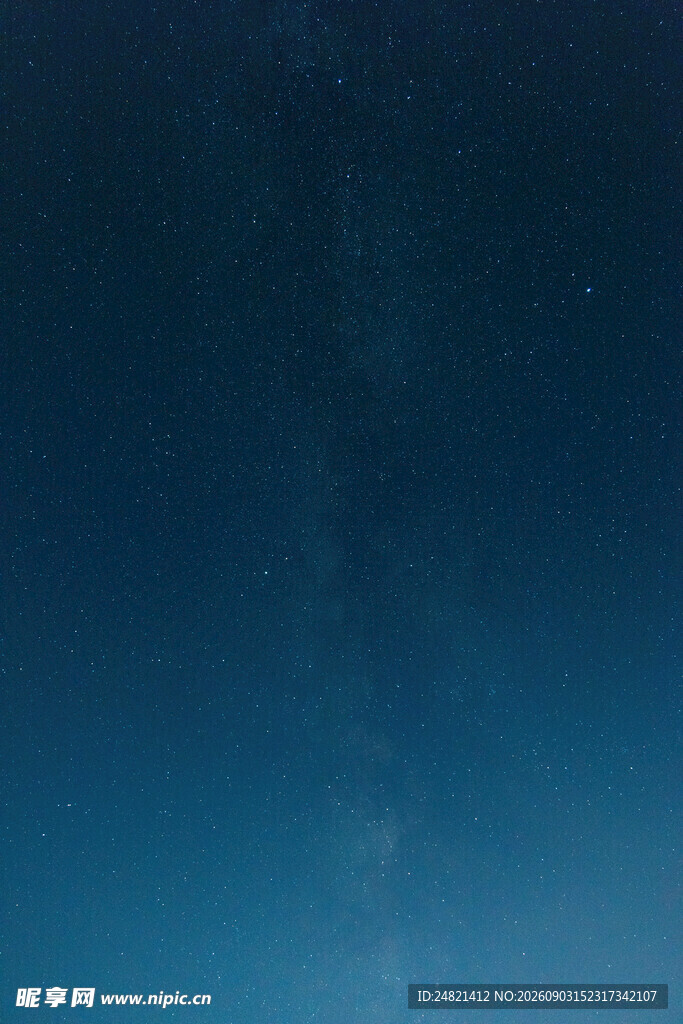 深蓝色天空