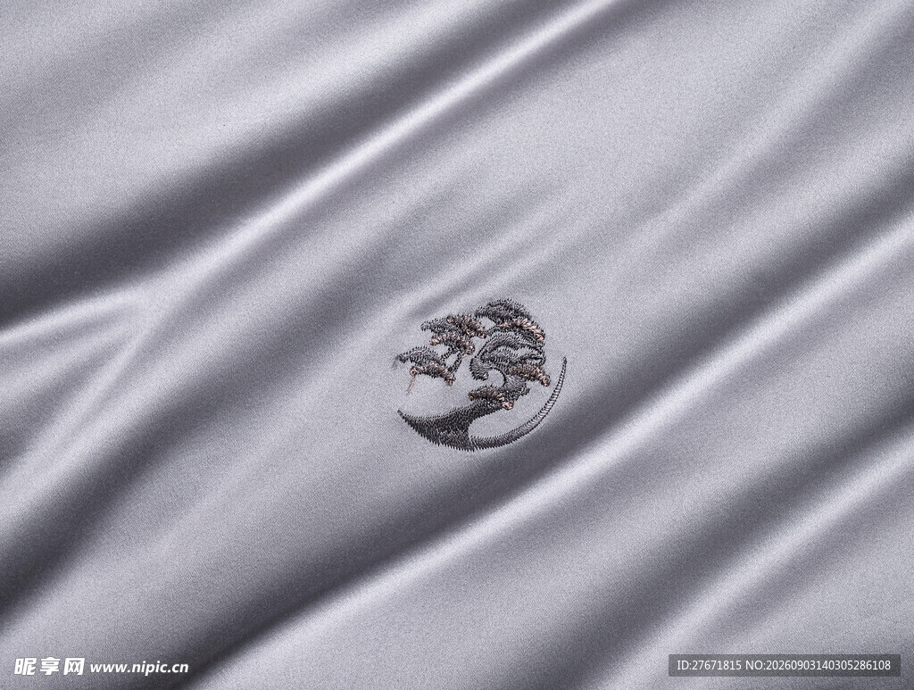 银色布料上的精致标志