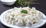 美味饺子摆放在盘中