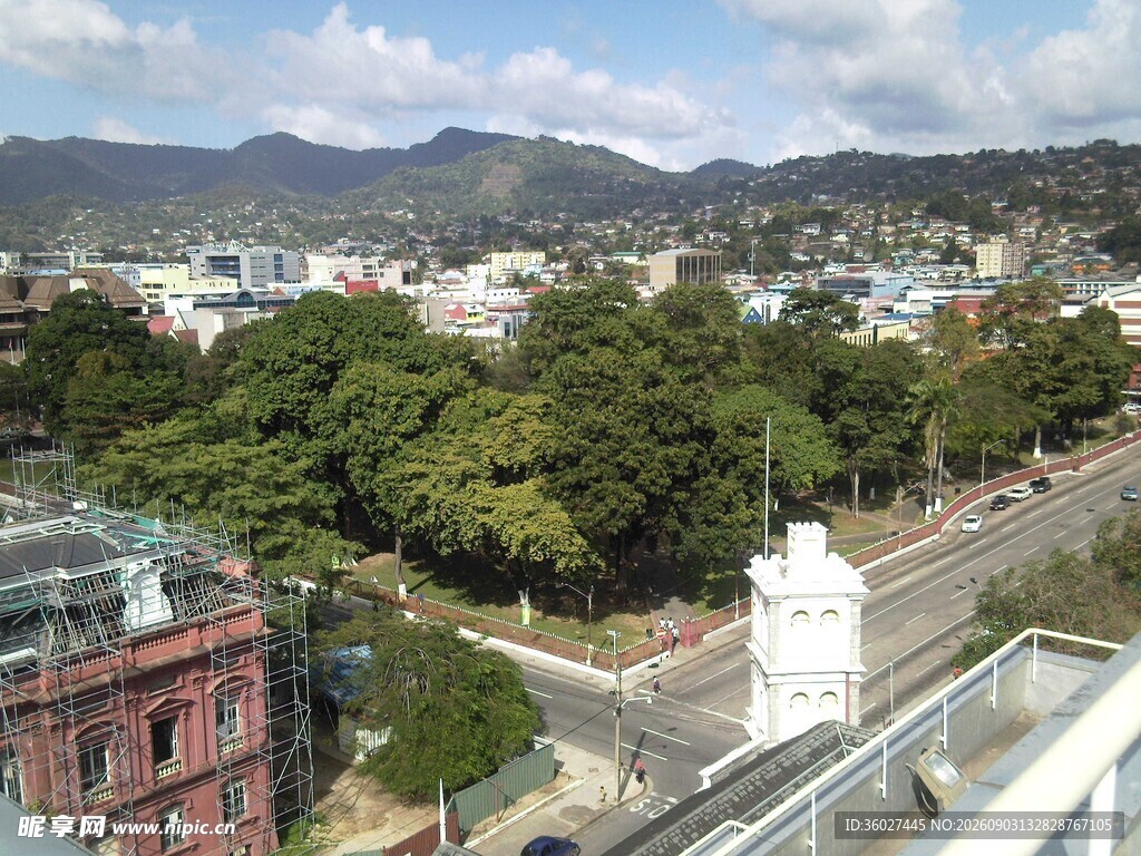 城市绿意景观俯瞰图