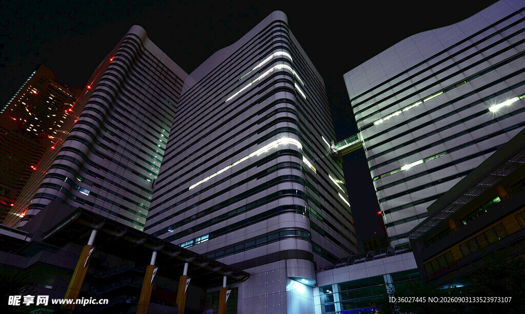 都市夜景中的现代摩天大楼