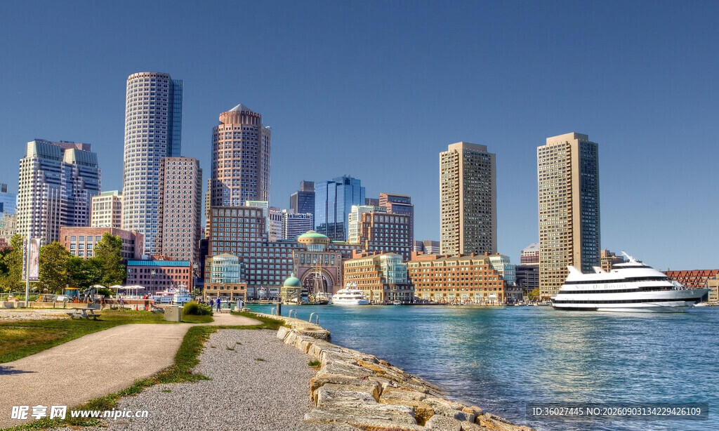 湖畔都市天际线美景