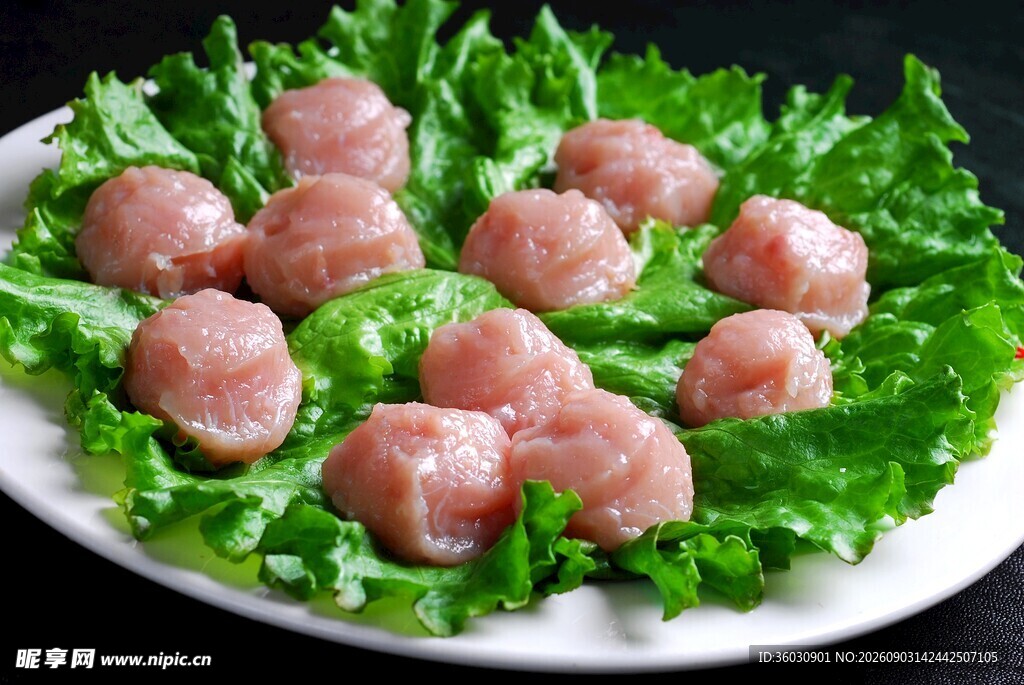 鲜嫩肉丸配翠绿生菜