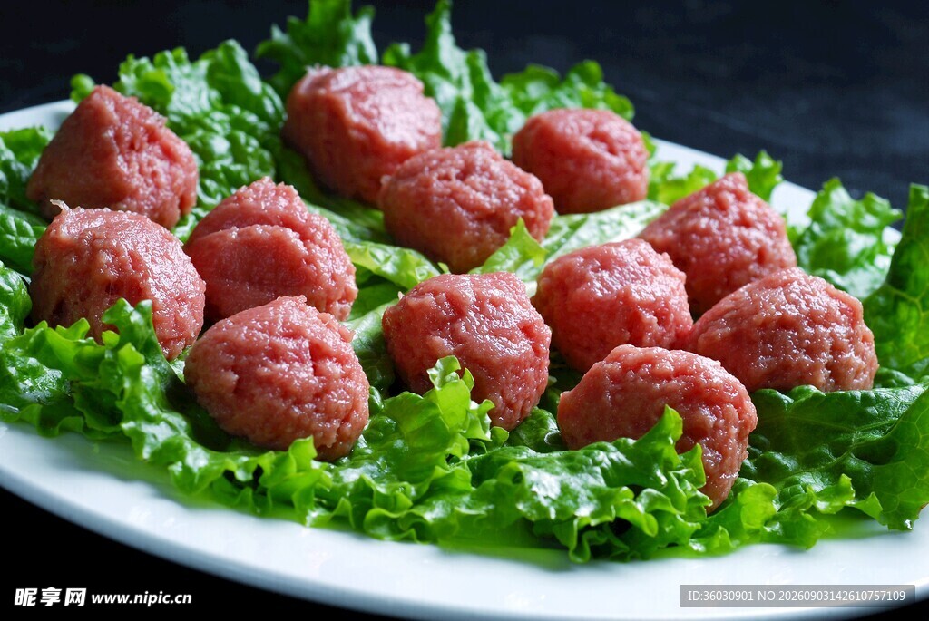 生菜上的美味肉丸