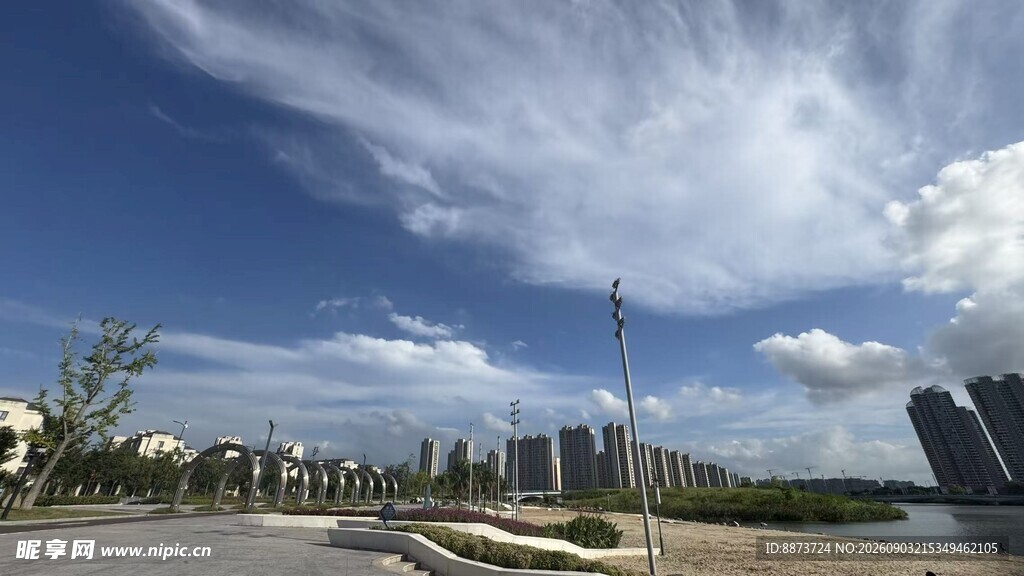慈溪市城市天际线与蓝天白云
