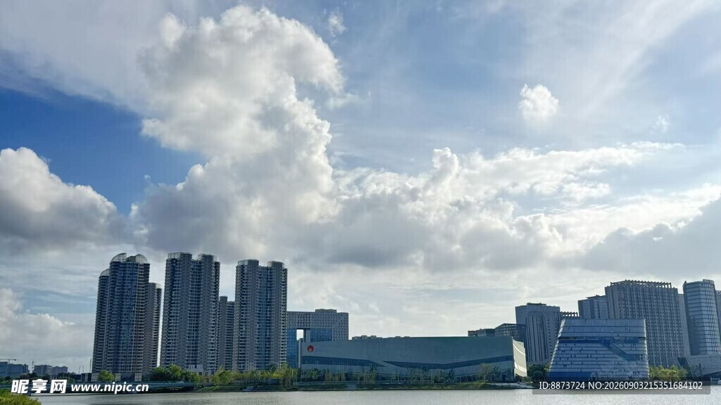 慈溪市城市天际线与蓝天白云