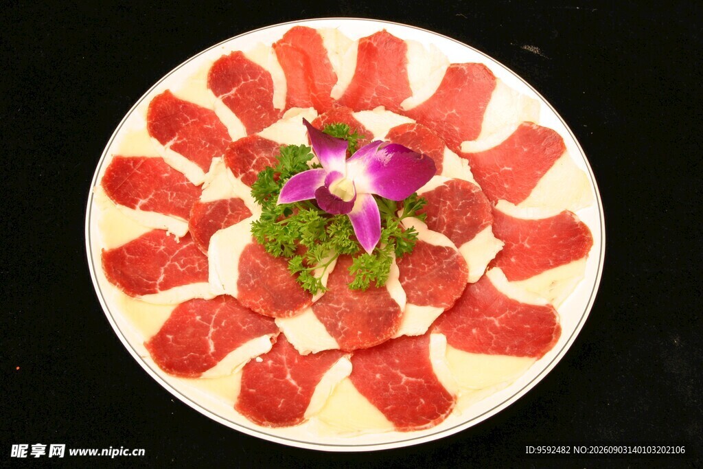 精美摆盘的鲜嫩牛肉片