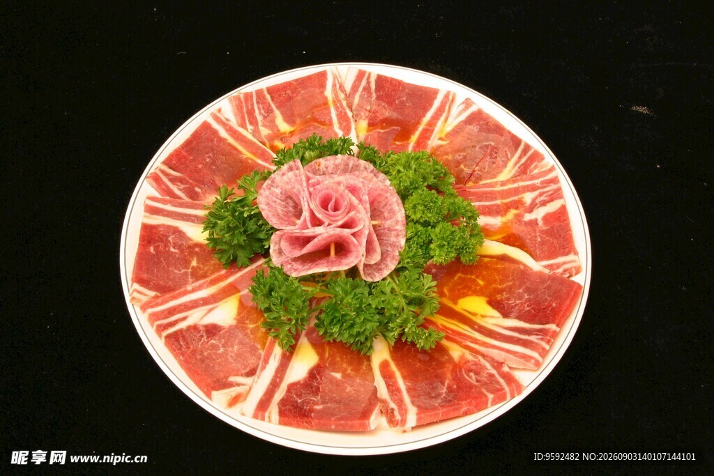 精美摆盘的鲜嫩肉片
