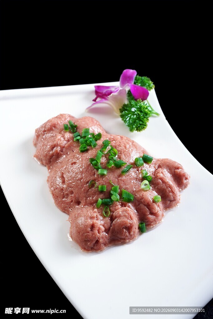 鲜嫩牛肉摆盘点缀花草