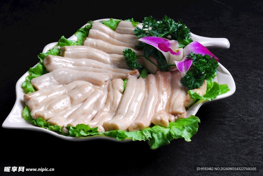 精美摆盘的鲜嫩白切肉