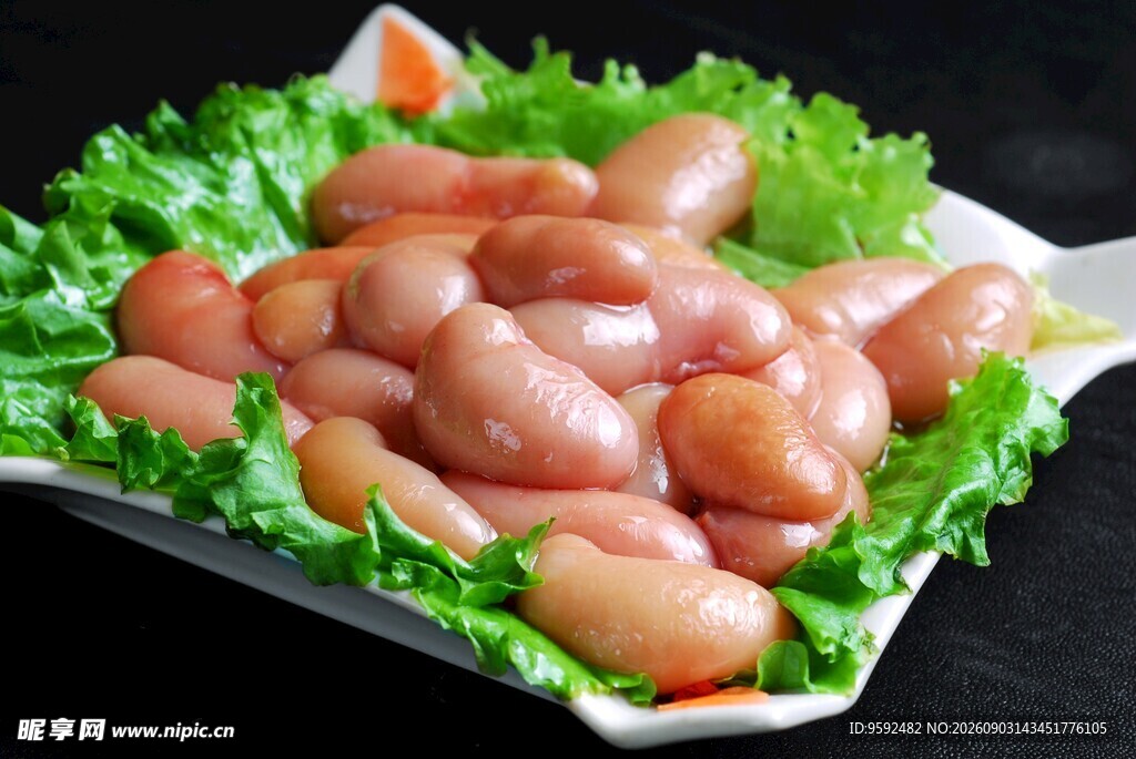 新鲜鸡肾摆于生菜之上