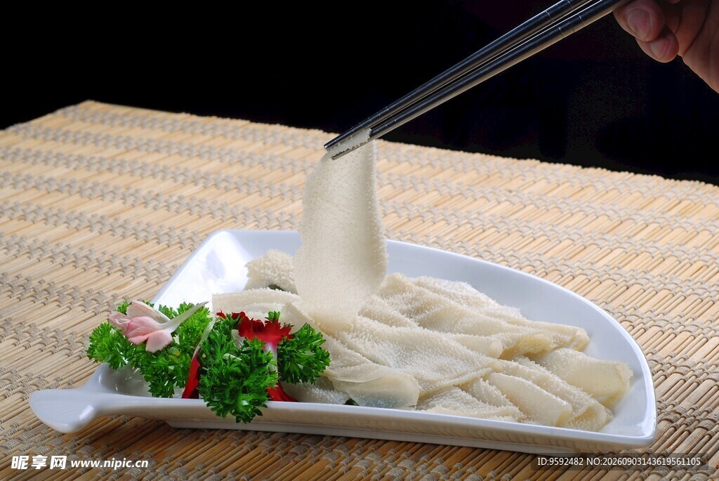 筷子夹起的爽滑山药泥