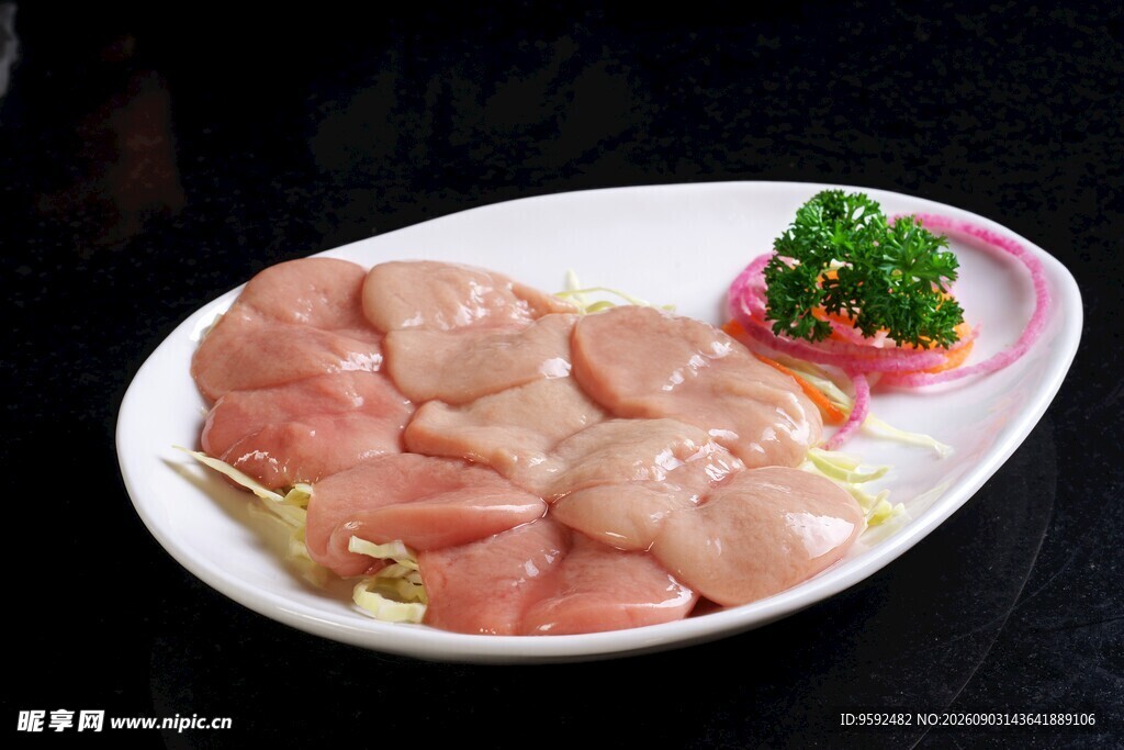 鲜嫩鸡肉片摆盘精致