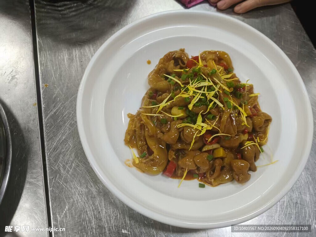 五花肉烩肥肠