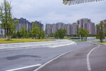 城市道路旁的林立高楼